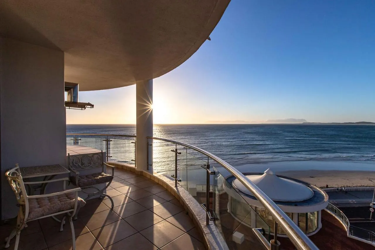 Hibernian Towers 807, Beach Road, Strand 0*,  Sudáfrica